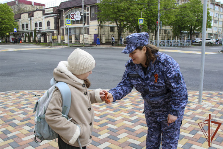 В Ставрополе сотрудники Росгвардии поддержали патриотическую акцию «Георгиевская ленточка»