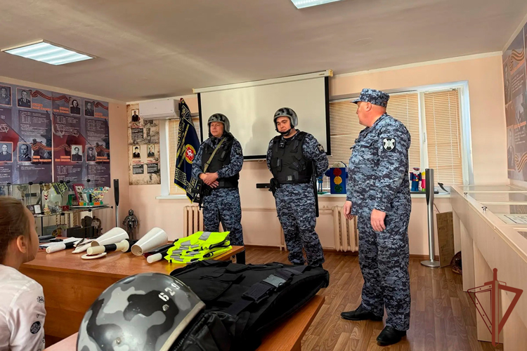 В регионах Уральского округа росгвардейцы провели цикл патриотических и профилактических мероприятий