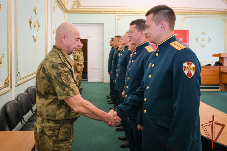 Командующий Северо-Западным округом Росгвардии провел встречу с выпускниками военных вузов