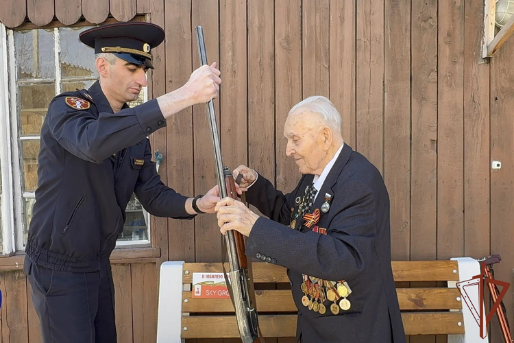 В Новосибирске 100-летний ветеран Великой Отечественной войны передал оружие в зону спецоперации