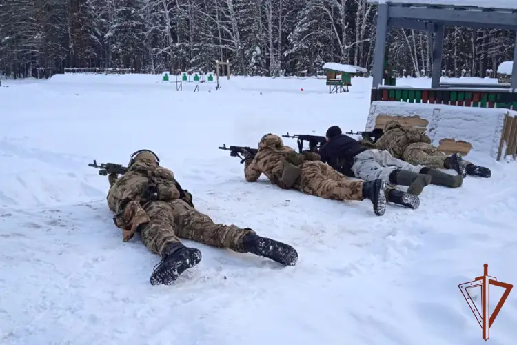 Сотрудники ОМОН и СОБР Уральского округа Росгвардии совершенствуют профессиональные навыки (видео)