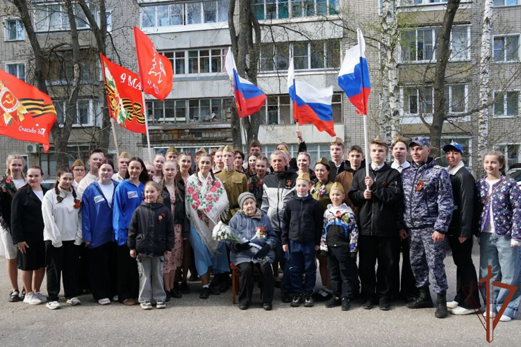 Росгвардейцы присоединились к всероссийской акции «Концерт у дома ветерана» в Кирове (видео)