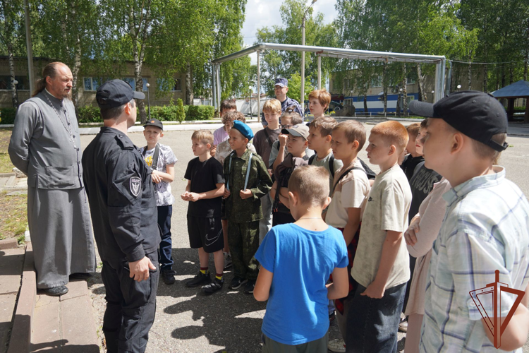В Костроме росгвардейцы провели день открытых дверей