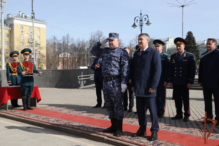 Губернатор Пермского края вручил росгвардейцам ключи от шести служебных автомобилей