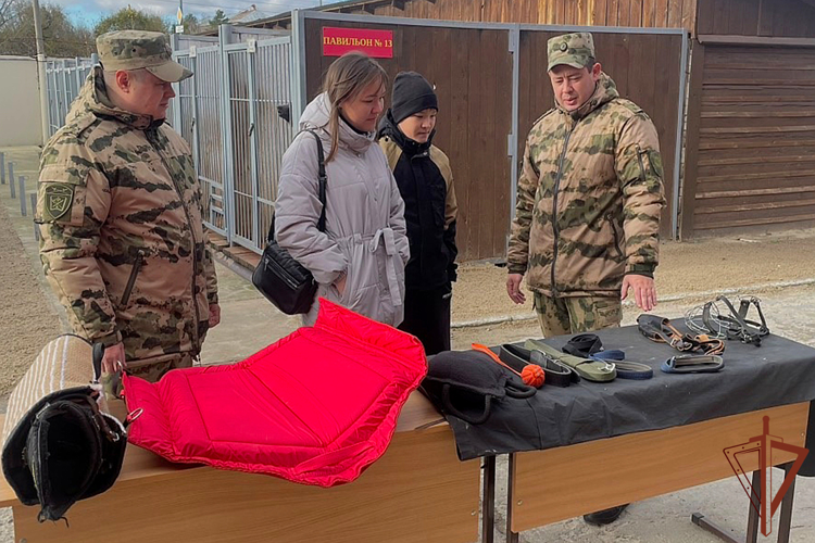 Кинологи Уральского округа Росгвардии исполнили мечту юного жителя Тюмени