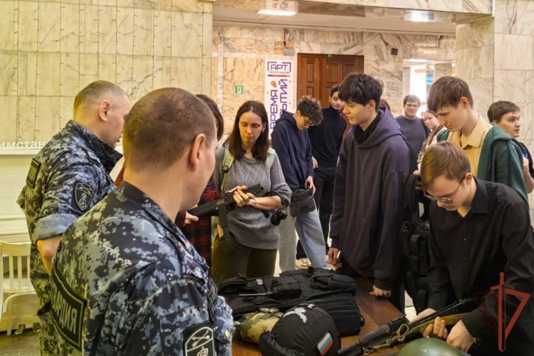 К 10-летию Росгвардии в регионах Сибири прошли уроки мужества и профориентационные встречи с молодежью