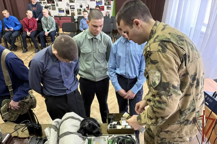 К 10-летию Росгвардии в регионах Сибири прошли уроки мужества и профориентационные встречи с молодежью