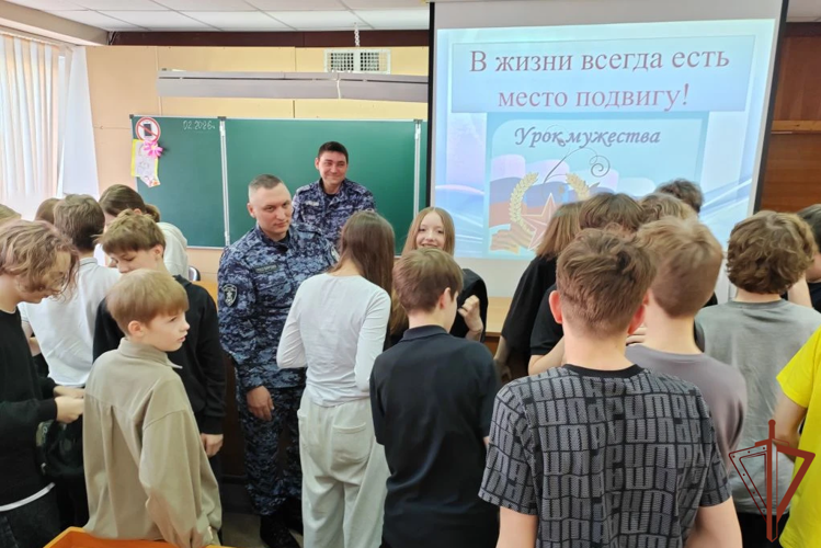 К 10-летию Росгвардии в регионах Сибири прошли уроки мужества и профориентационные встречи с молодежью