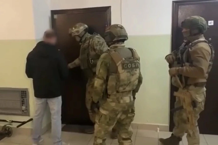 При силовой поддержке спецназа Росгвардии в Сибири задержаны подозреваемые в мошенничестве в отношении родственников погибших участников СВО (видео)