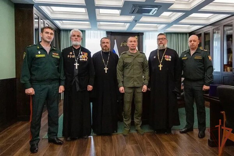 Командующий Северо-Кавказским округом Росгвардии встретился с представителями военного духовенства