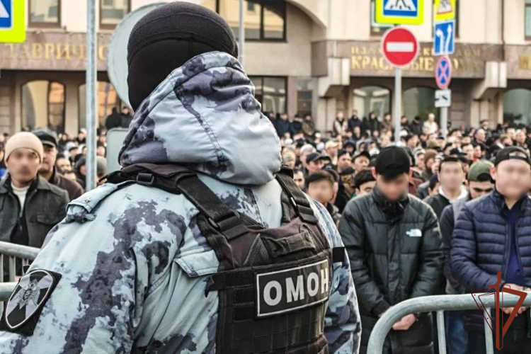 Военнослужащие и сотрудники Росгвардии обеспечили безопасность граждан во время празднования религиозного праздника Ураза-Байрам в Москве (видео)