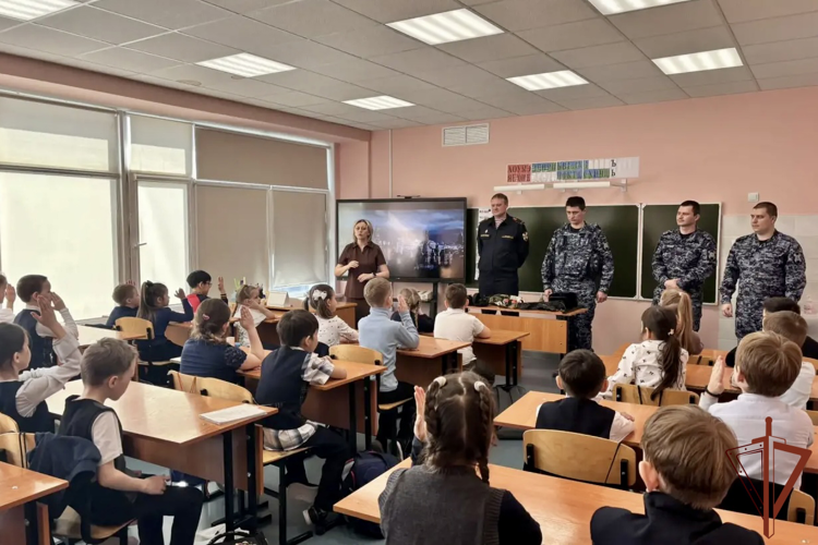 Росгвардия продолжает знакомить молодежь Сибири со службой в войсках в рамках 10-летия ведомства
