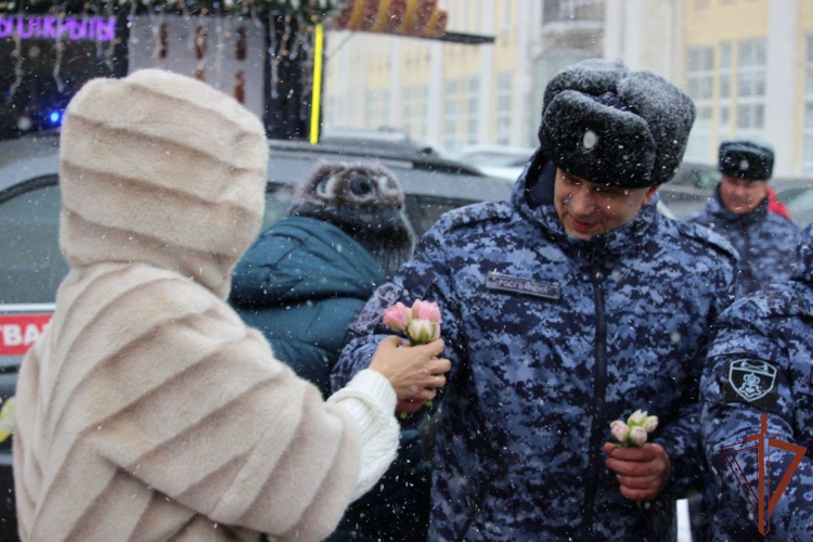 В Самаре росгвардейцы поздравили женщин с 8 марта (видео)