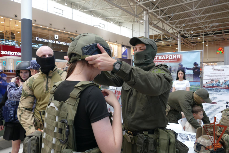 Росгвардейцы рассказали жителям Сибири о службе в войсках на Всероссийской ярмарке трудоустройства