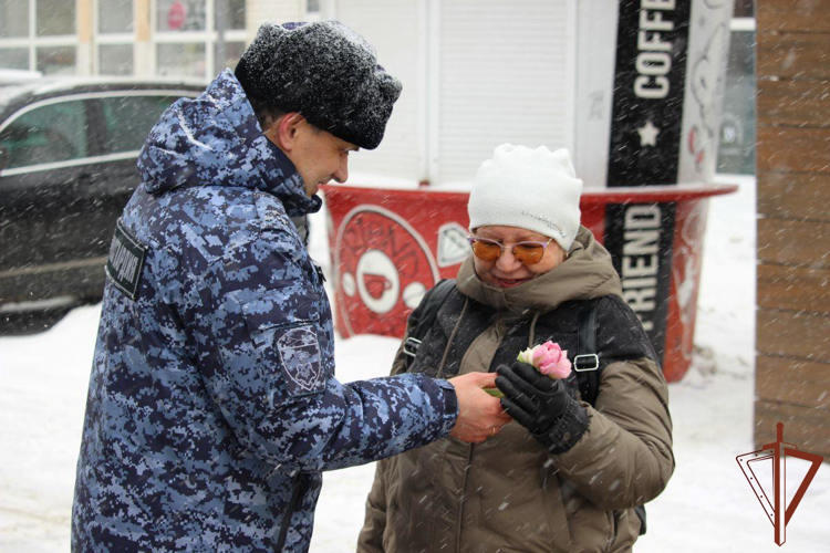 В Самаре росгвардейцы поздравили женщин с 8 марта (видео)