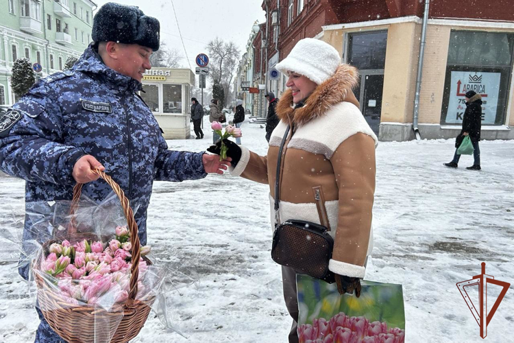 В Самаре росгвардейцы поздравили женщин с 8 марта (видео)