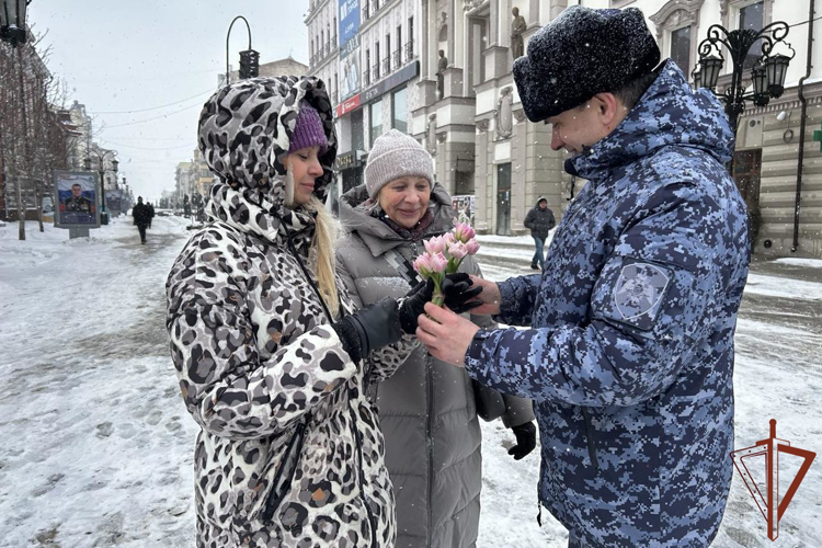 В Самаре росгвардейцы поздравили женщин с 8 марта (видео)
