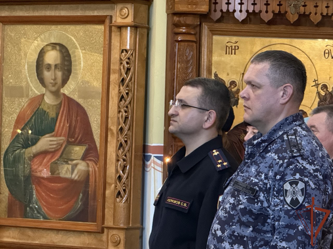 Самарским росгвардейцам вручили походный стяг Владимирской иконы Божией Матери