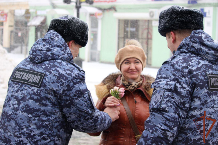 В Самаре росгвардейцы поздравили женщин с 8 марта (видео)