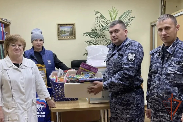 Сотрудники Росгвардии передали подарки для маленьких пациентов новосибирской больницы