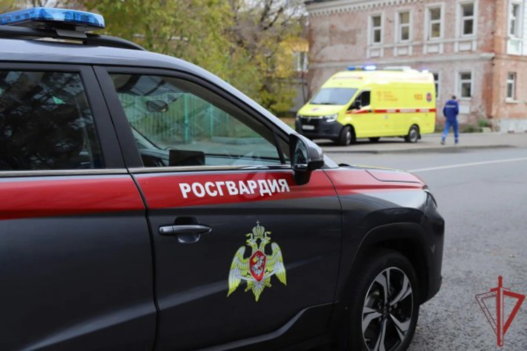 В Москве росгвардейцы помогли курьеру, пострадавшему в ДТП (видео)
