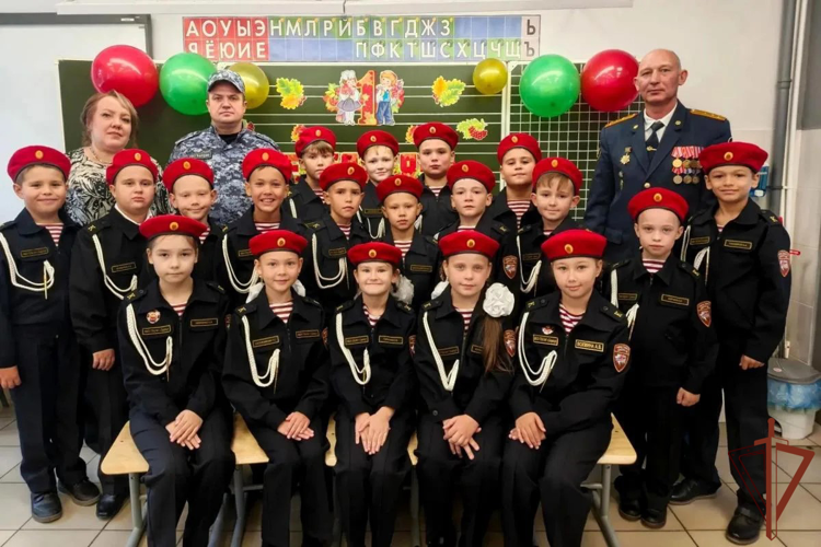 В Удмуртии росгвардейцы провели урок мужества для школьников