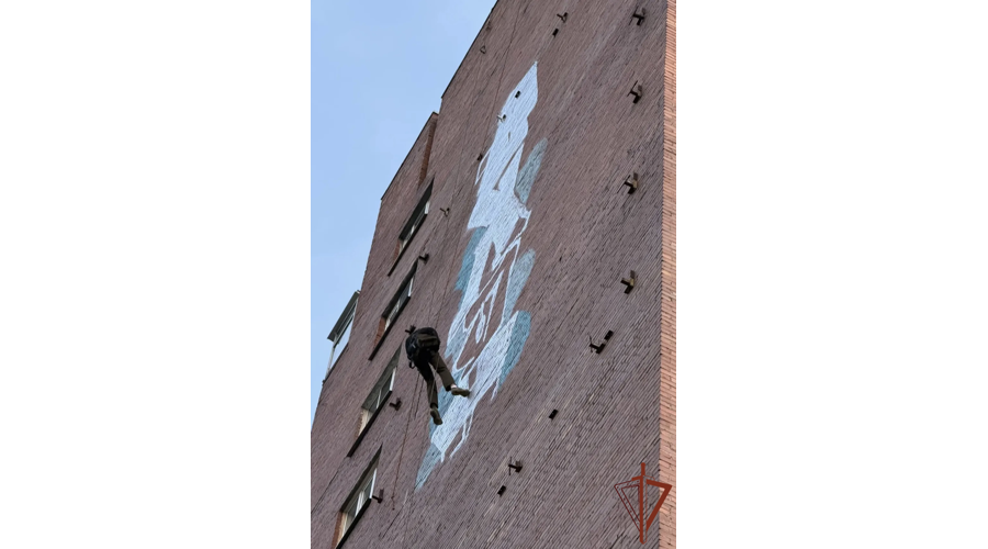 В Санкт-Петербурге сотрудники и МЧС спасли руфера-граффитиста, запутавшегося в тросах на фасаде жилого дома (видео)