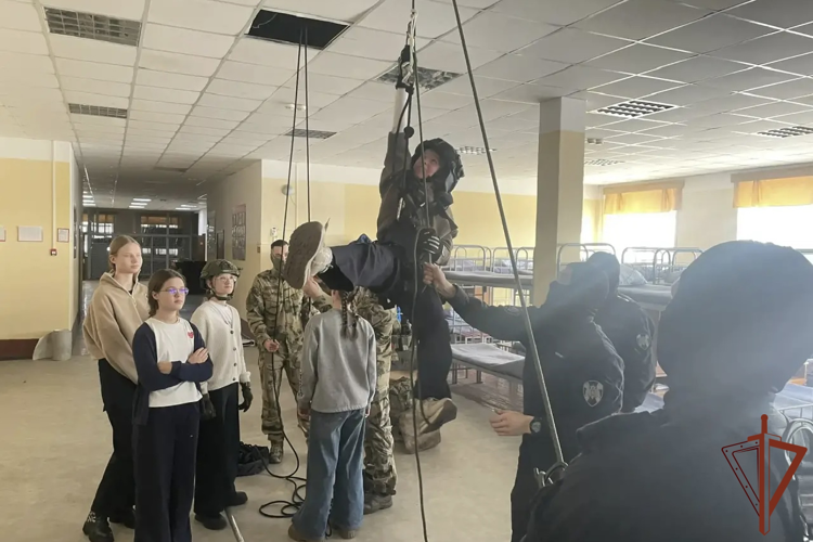 Росгвардейцы провели патриотические и профориентационные мероприятия для молодежи в регионах Сибири