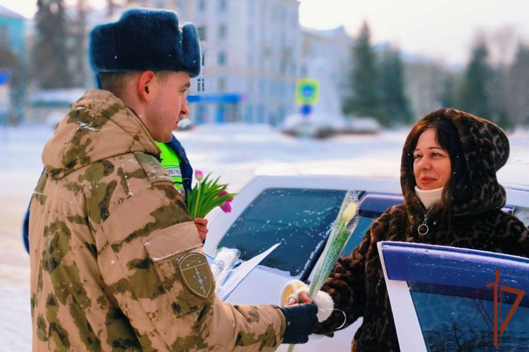 Росгвардейцы поздравили женщин Сибири с Международным женским днём