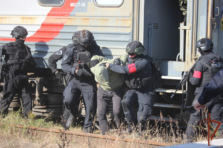 Бойцы ОМОН Росгвардии приняли участие в антитеррористической тренировке в Самаре (видео)