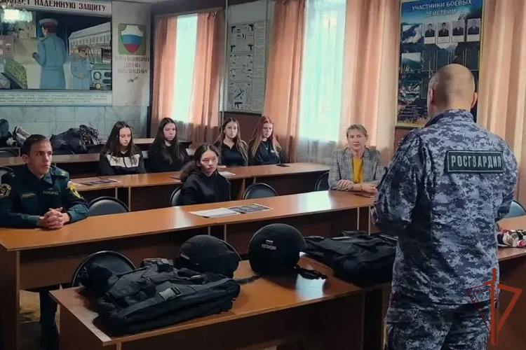 С профессией защитника Отечества познакомили молодёжь росгвардейцы в Сибири