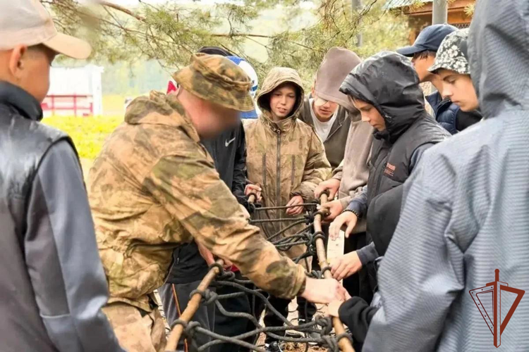В Мордовии росгвардеец провел для школьников полевое занятие (видео)