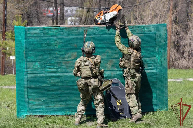 В Саратове росгвардейцы провели турнир по тактической стрельбе, посвященный юбилею ведомства (видео)