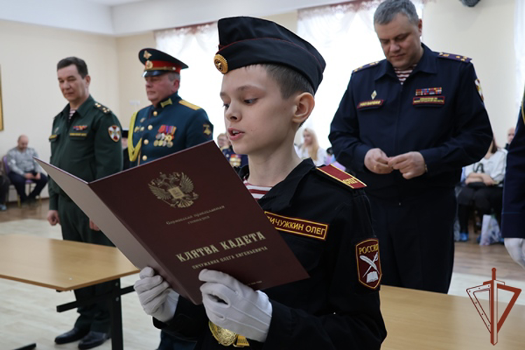 Заместитель командующего Приволжским округом Росгвардии принял участие в церемонии посвящения в кадеты воспитанников профильного класса ведомства