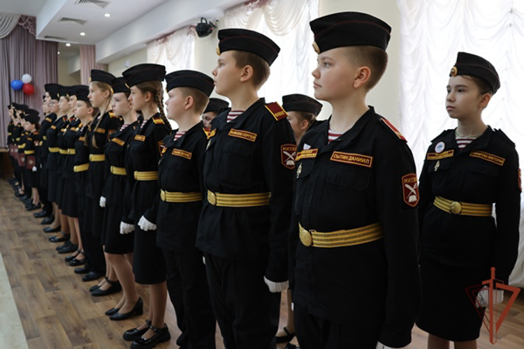 Заместитель командующего Приволжским округом Росгвардии принял участие в церемонии посвящения в кадеты воспитанников профильного класса ведомства