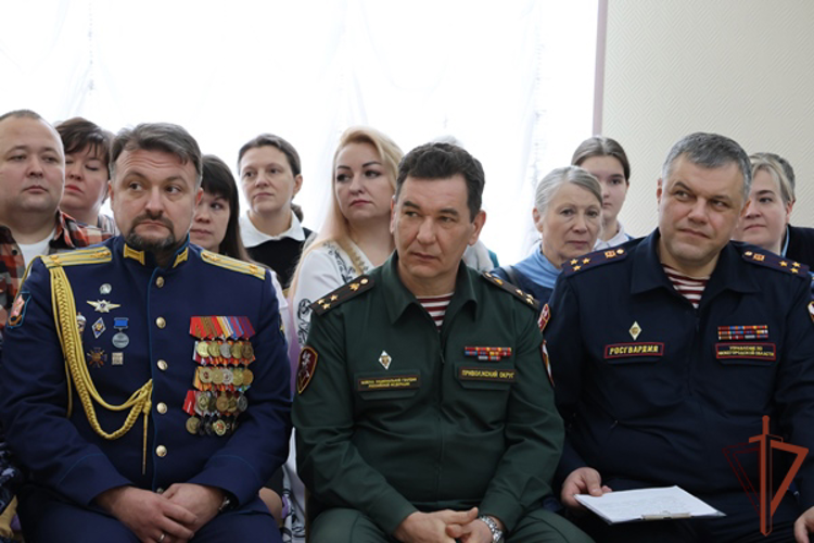 Заместитель командующего Приволжским округом Росгвардии принял участие в церемонии посвящения в кадеты воспитанников профильного класса ведомства