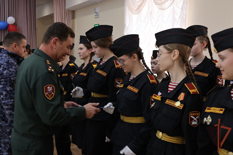 Заместитель командующего Приволжским округом Росгвардии принял участие в церемонии посвящения в кадеты воспитанников профильного класса ведомства