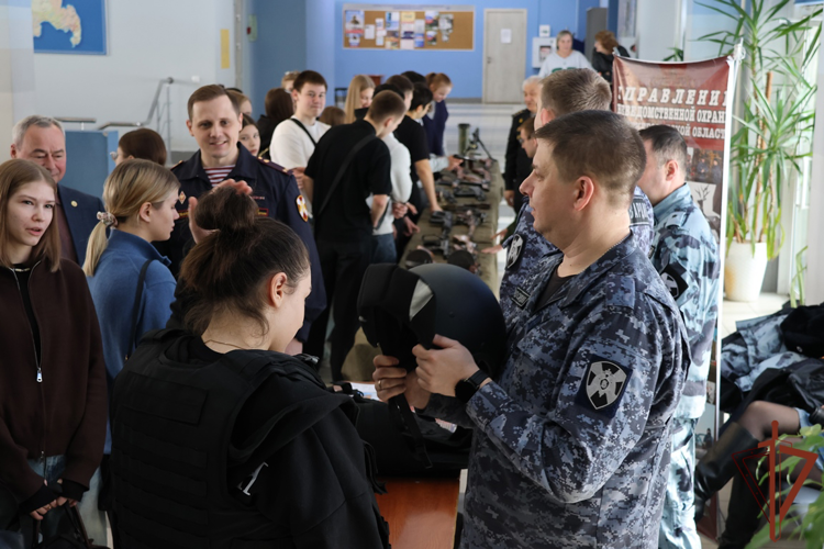 В Нижнем Новгороде росгвардейцы приняли участие в патриотической акции «Служу России»
