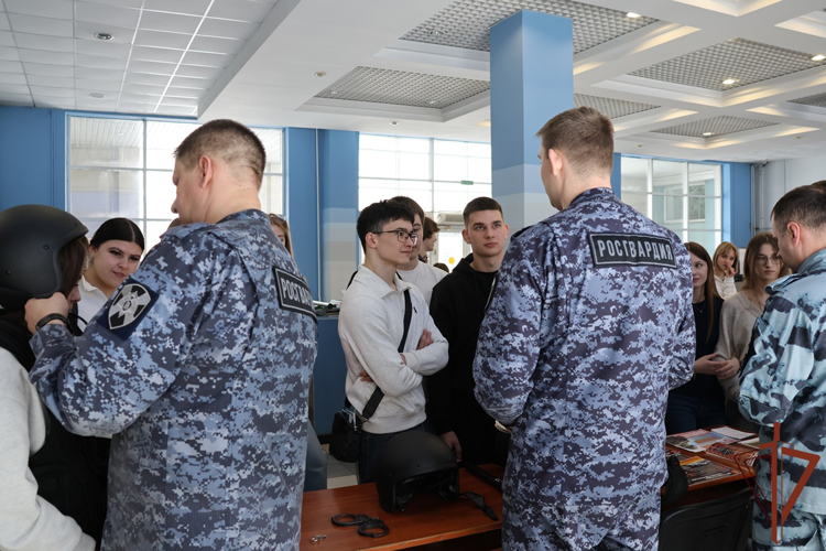 В Нижнем Новгороде росгвардейцы приняли участие в патриотической акции «Служу России»