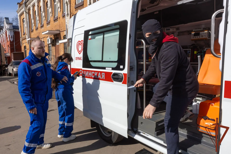 Сотрудники Росгвардии провели тактико-специальную тренировку с участием бригад скорой помощи в Москве (видео)
