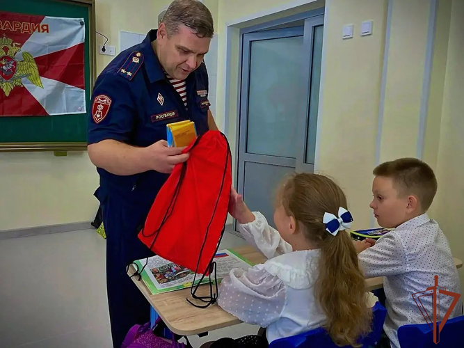 Росгвардейцы провели урок безопасности для подшефного класса в Подмосковье