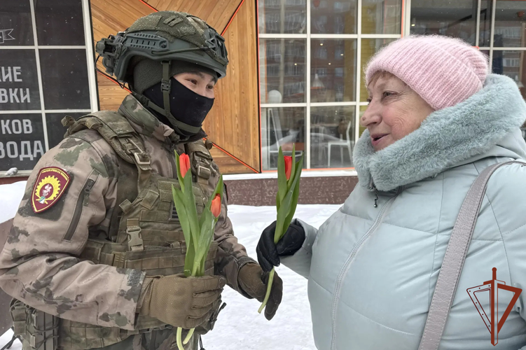 Росгвардейцы поздравили женщин Сибири с Международным женским днём