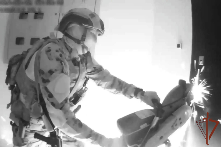 В Чебоксарах при содействии спецназа Росгвардии изъята крупная партия немаркированной никотинсодержащей продукции (видео)