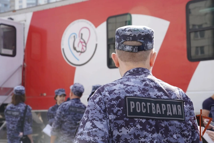 Росгвардейцы приняли участие в донорской акции в Москве (видео)