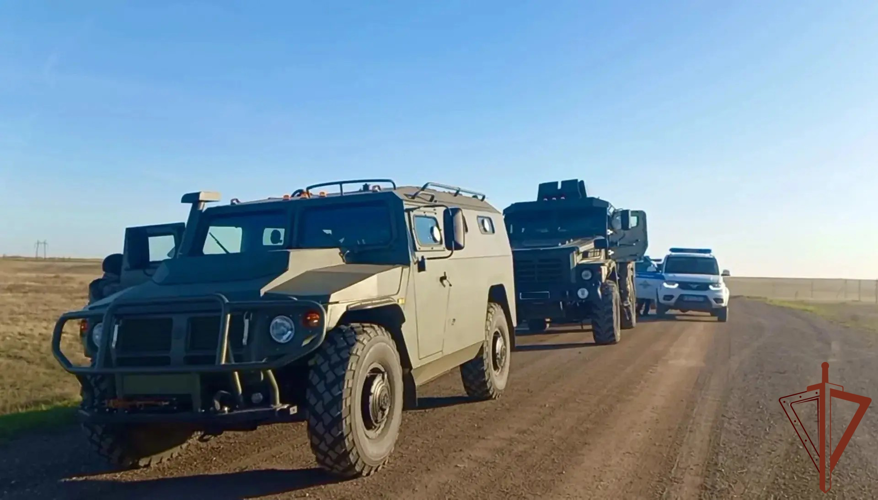 Сотрудники и военнослужащие Росгвардии принимают участие в розыске особо опасного преступника в Оренбургской области (видео)