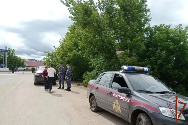 Росгвардейцы в Оренбургской области обеспечивают безопасность на пострадавших от подтопления территориях (видео)