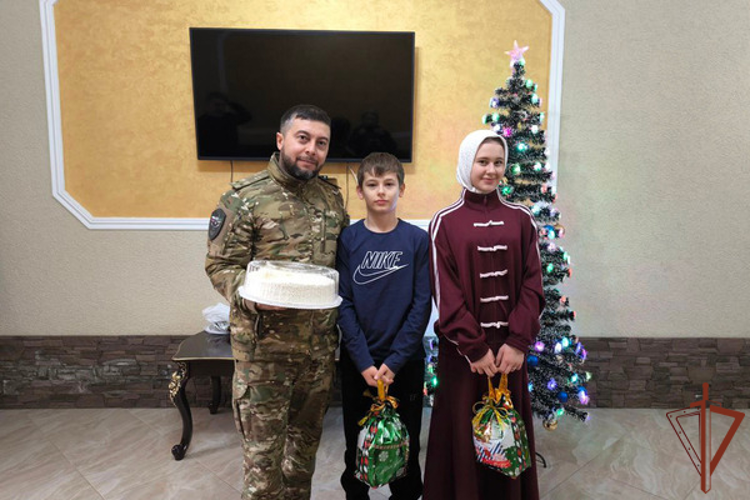 Военнослужащие грозненского соединения Росгвардии поздравили с Новым годом детей погибших сослуживцев