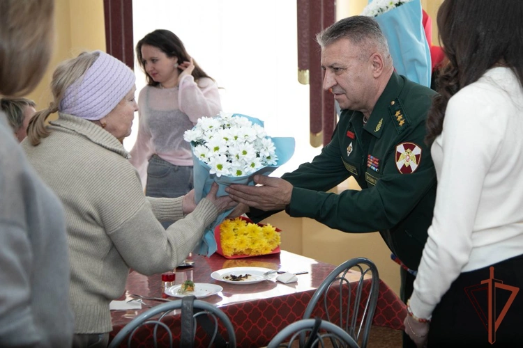 Командующий Приволжским округом Росгвардии встретился с семьями погибших военнослужащих и сотрудников (видео)
