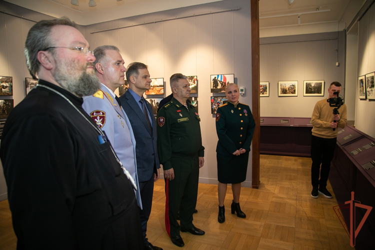 В Нижнем Новгороде командующий Приволжским округом Росгвардии открыл выставку, посвященную юбилею ведомства (видео)