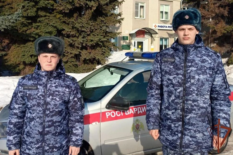 В Мордовии сотрудники Росгвардии помогли эвакуировать пожилую женщину из горящего дома (видео)